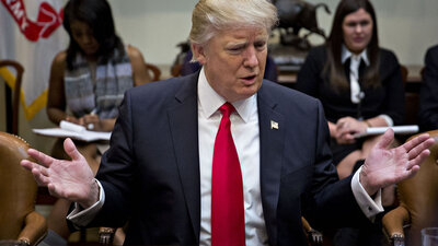 Trump mülteci kararına uymayan diplomatı kovdu!