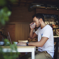 Günde 10 saat oturmak 8 yıl yaşlandırıyor!