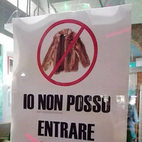 İtalya'da bir kafe, gerçek kürk giyen müşterilerinin girişini yasakladı!