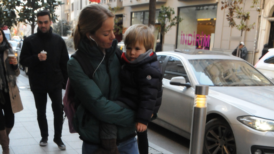 Oğlunu kucağından indirmedi