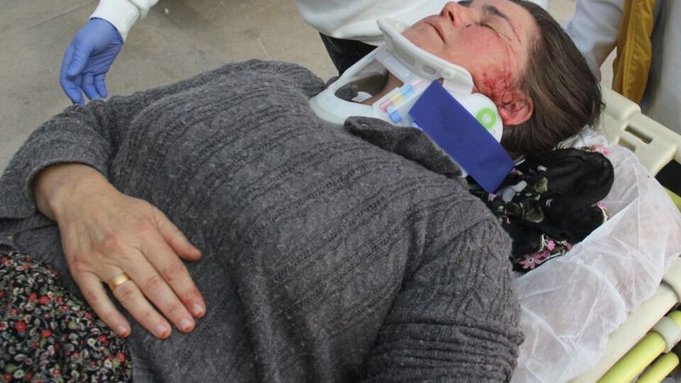 Görümceler gelini hastanelik etti!