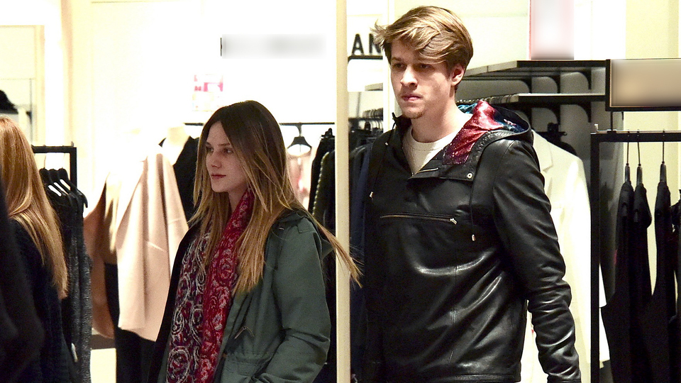 Genç sevgililerin alışveriş günü