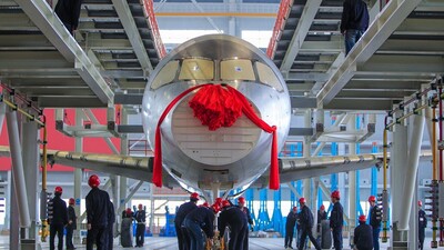 Çin ilk yerli uçağını üretti