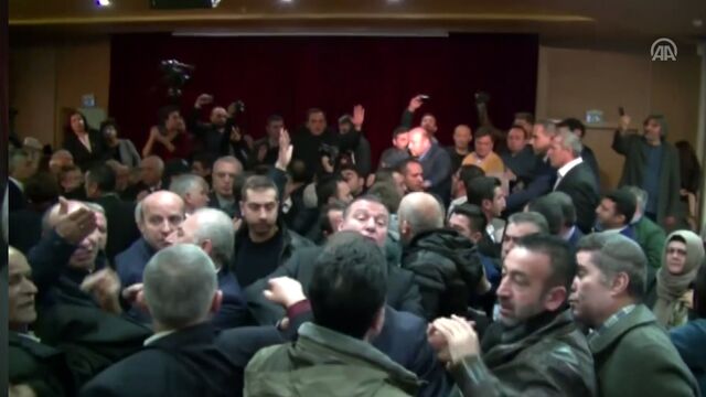 Belediye Meclis toplantısında kavga çıktı