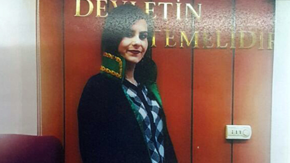 Kamu yararına çalışma cezası aldığı adliyede cübbeyle dolandırdı