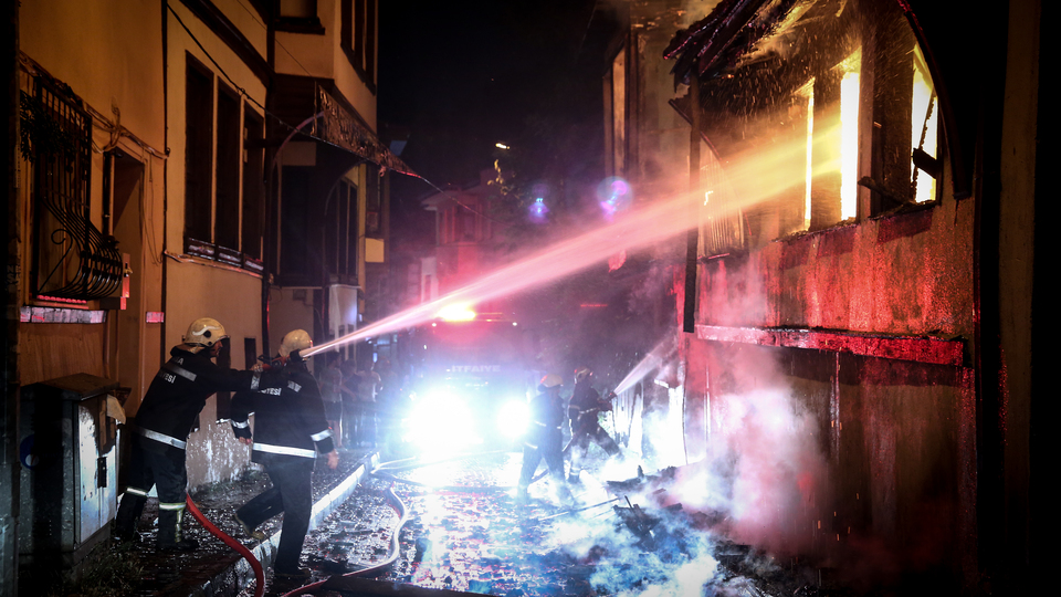 İstanbul'da metruk binada yangın