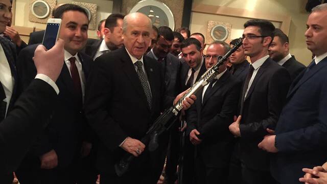 Bahçeli'ye tüfek hediye edildi, "Şimdi El Bab'a girebiliriz" dedi