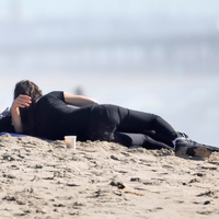 Plajda romantik anlar! Ünlü çift böyle yakalandı