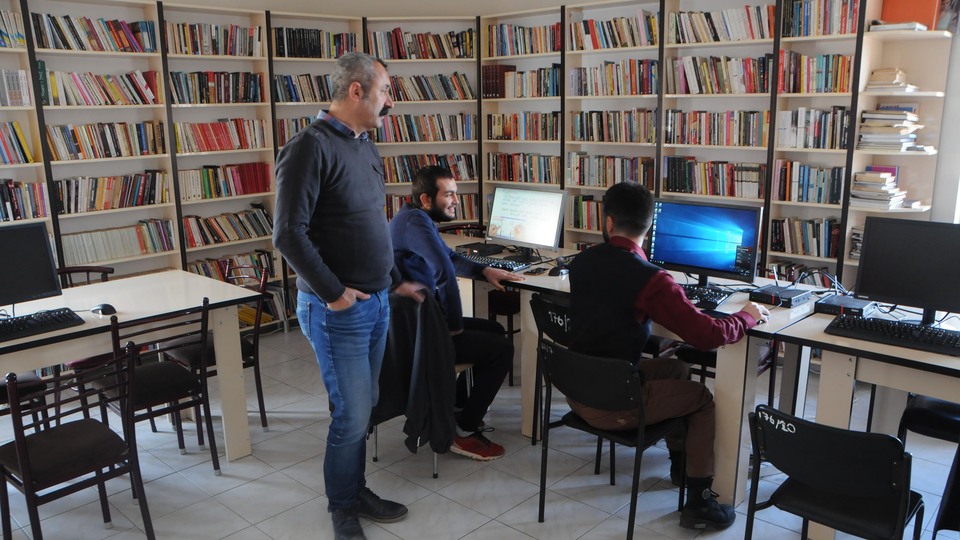 "Komünist Başkan", 3 bin nüfuslu ilçeye 10 bin kitaplık kütüphane kurdu