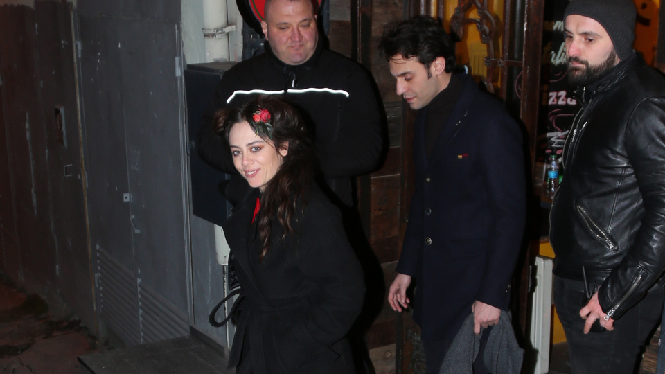 Sevgililer Günü'nü kardeşiyle geçirdi