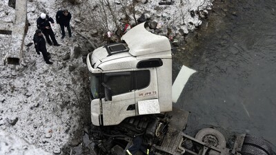Akaryakıt tankeri nehre düştü: 1 ölü