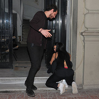 Ünlü oyuncu yere düşen kız arkadaşını bıraktı gitti