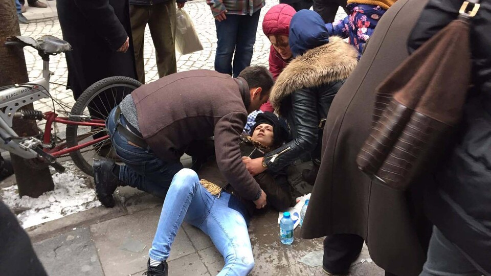 Nişanlı çift, sokakta yürürken dehşeti yaşadı!