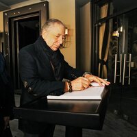 Reina'ya karanfil bıraktı!