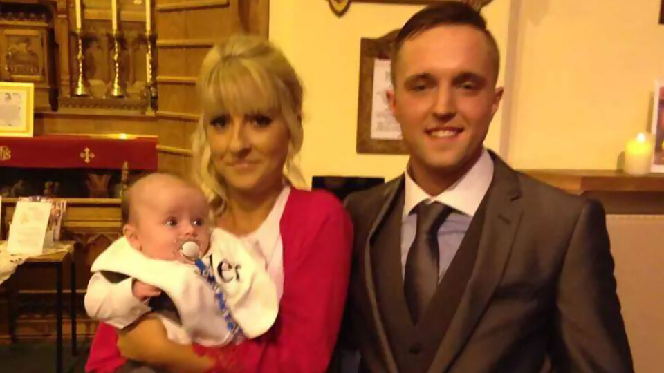 Horluyor diye yataktan kovdu! Islaklığı fark edince...