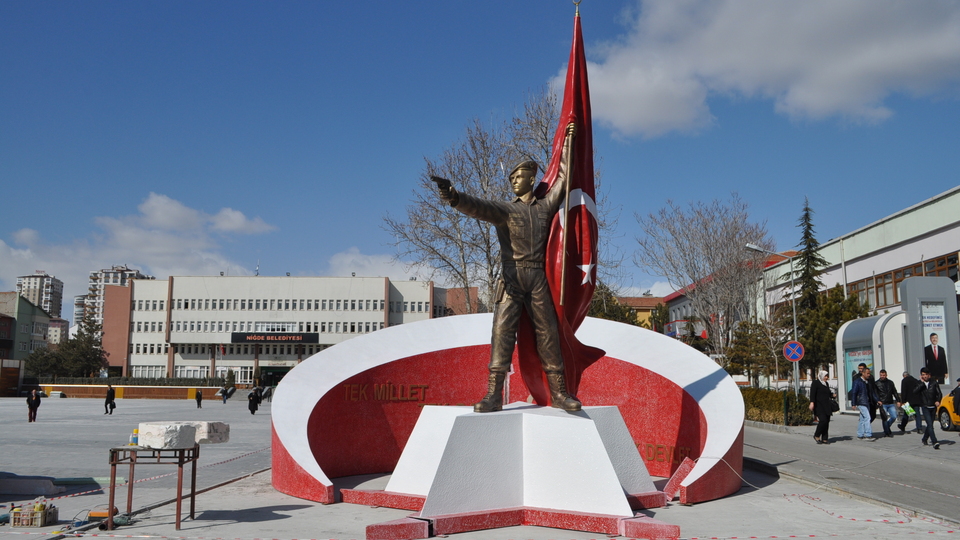 Ömer Halisdemir'in heykeli dikildi