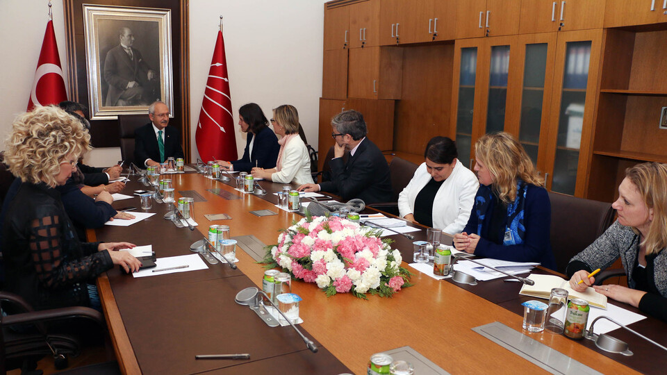 CHP liderinden, Başbakan'ın bozkurt işareti yorumu