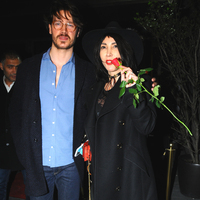 Kırmızı güllü Hande