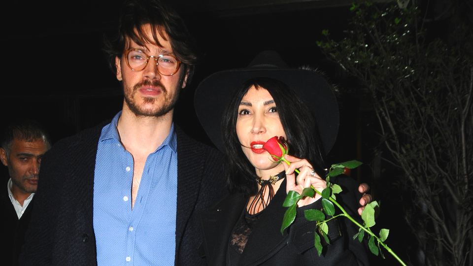 Kırmızı güllü Hande