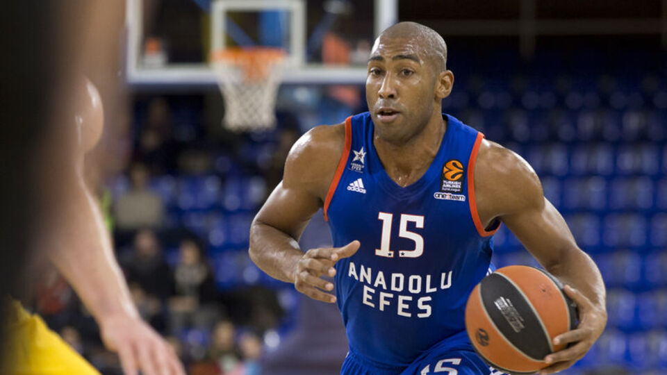 "Cildimizin renginden dolayı içeri almadılar"