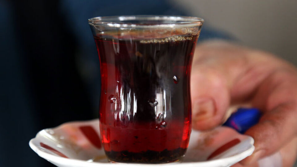 Çay içtiği bardağı bile çaldı!