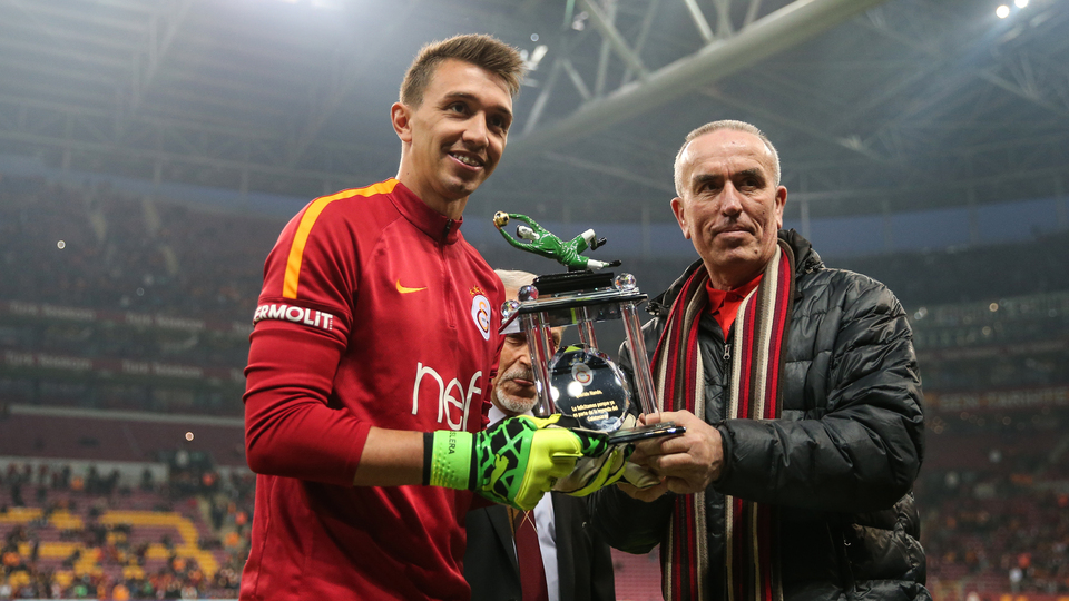 Simoviç'ten Muslera'ya plaket