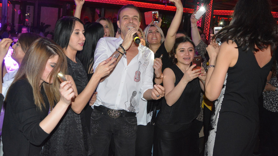 Müzik aşkını gömleğine işledi