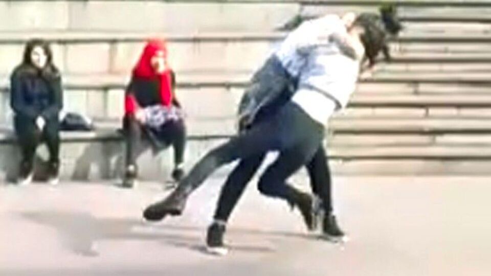 Liseli kızlar birbirine girdi! Nedeni şaşkına çevirdi