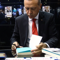 Akdoğan, Erdoğan'ın bilinmeyen yönlerini yazdı