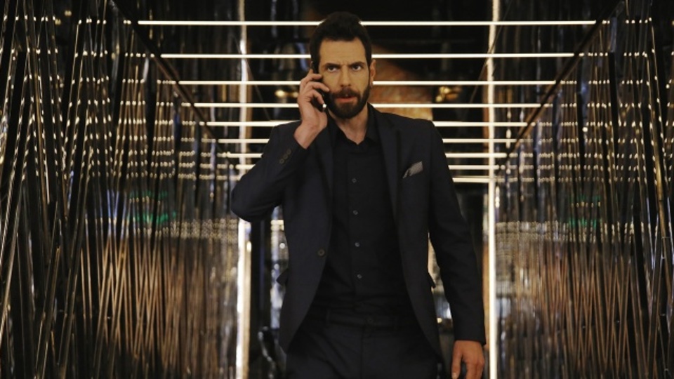 Remzi, Elvan'a bıçakla saldırıyor