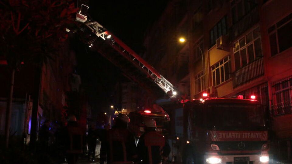 Kadıköy'de 6 katlı apartmanda yangın