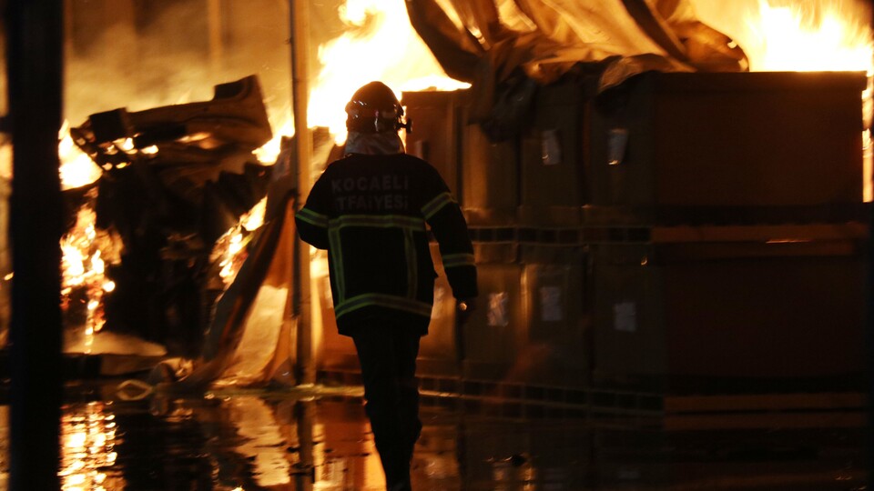 Kocaeli'deki bir fabrikada büyük yangın