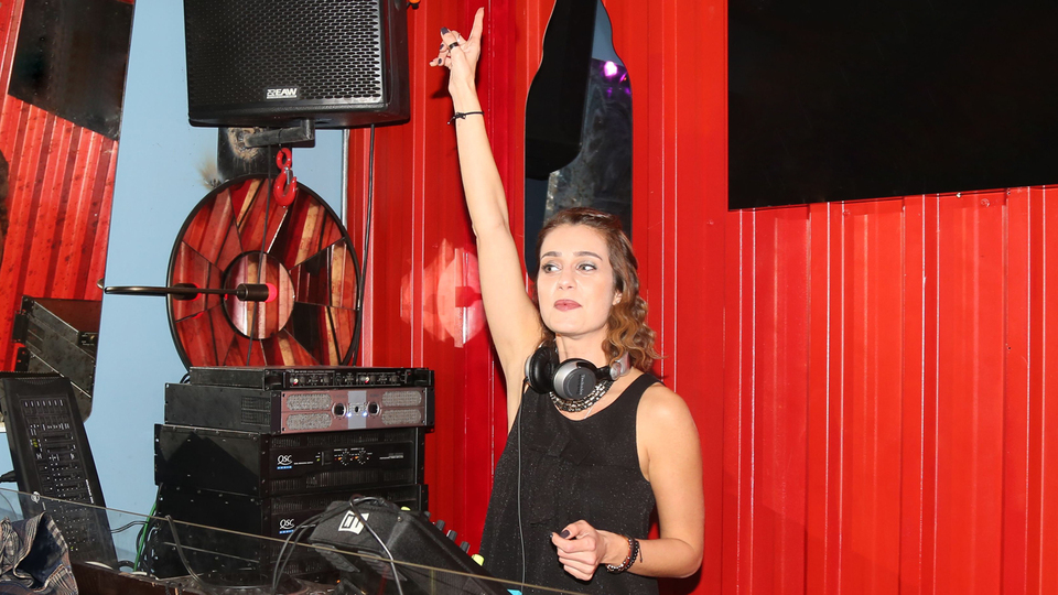 Çiğdem Batur DJ kabininde