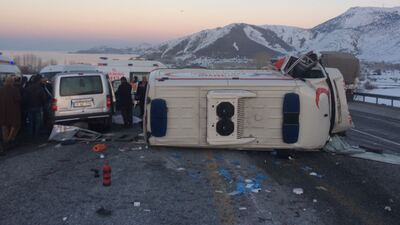 Bitlis'te ambulansla kamyonet çarpıştı