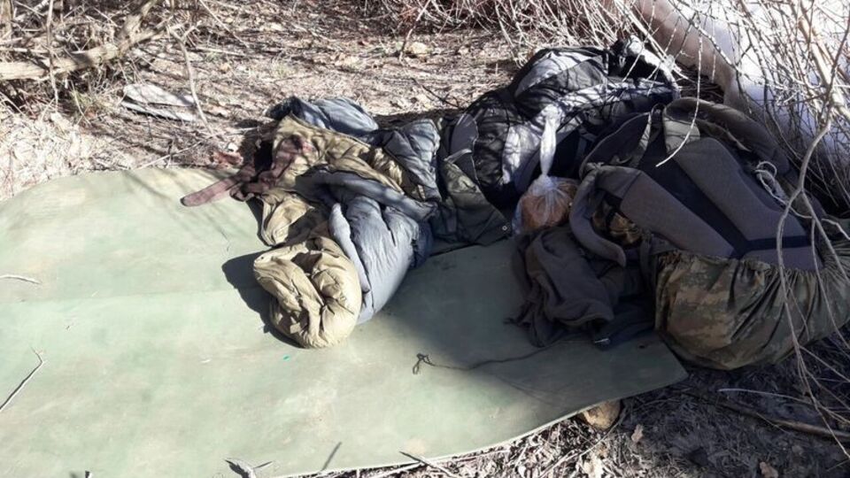 Şemsiye kullanan teröristler, F-16'ya yakalandı!