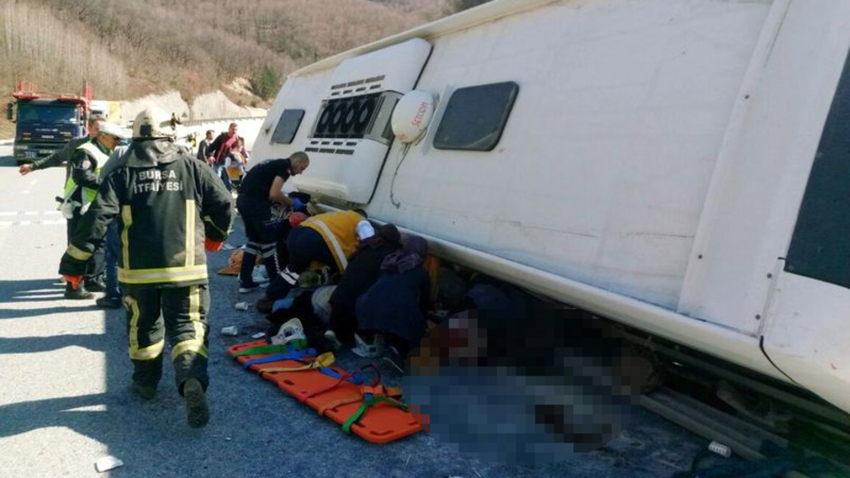 Sendika üyelerinin olduğu otobüs devrildi! 7 ölü, yaralılar var