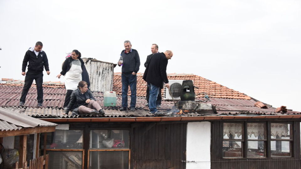 Özal'ın danışmanı Zenger'in oğlu çatıya çıktı