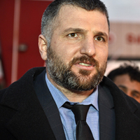 Esrarengiz ilişkiler ağının tam ortasında bir kardeş katili!