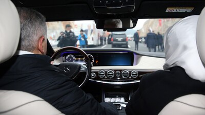 Başbakan açılış yapıp makam aracı ile geçti