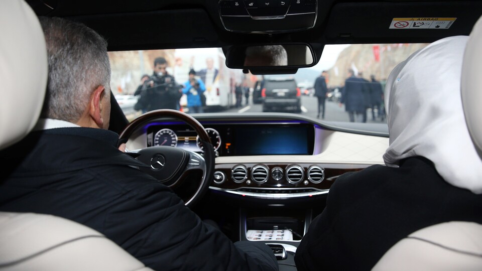 Başbakan açılış yapıp makam aracı ile geçti