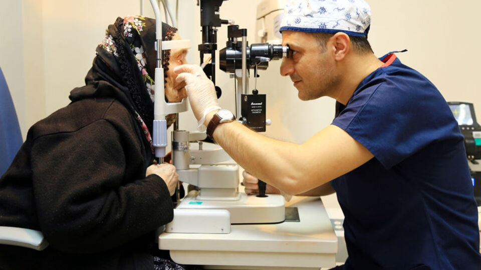 Asırlık nine yeniden görebiliyor!