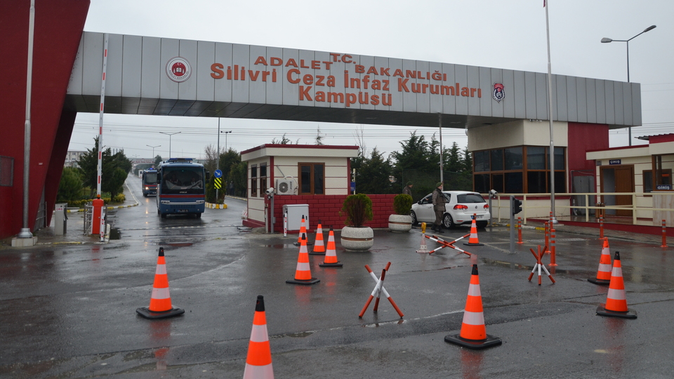 "Vatan duygularıyla girdiğimiz okuldan, vatan haini olarak atıldık"