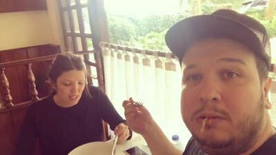 Şahan Gökbakar yine eşinden kendisini övmesini istedi