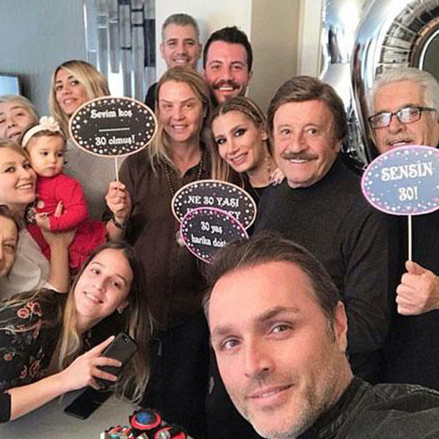 İrem Derici, Şahin ailesine girdi! Horozlu gönderme...