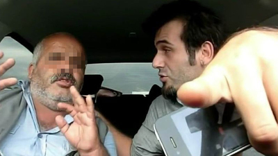 Otostopla arabasına alıp bir bir anlattırıyor!