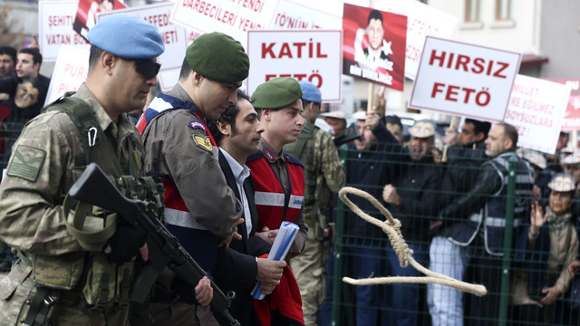 "Üzerindeki örtüyü kaldırdım, alnından öptüm!"