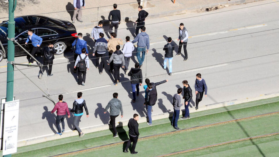 Görenler şaşkına döndü! Kimseye aldırış etmeden...