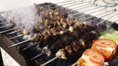 Mangalda pişirdiği etleri onla terbiyeledi, sonrası facia!