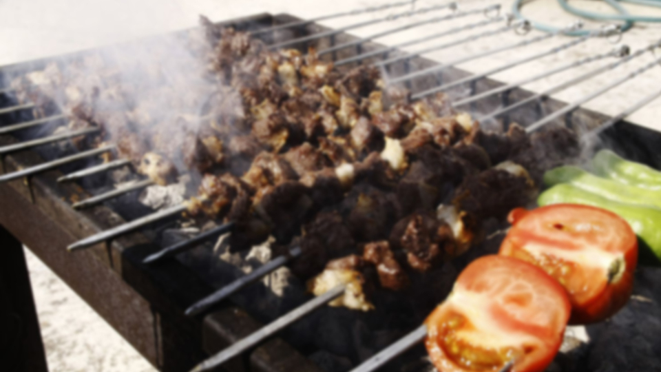 Mangalda pişirdiği etleri onla terbiyeledi, sonrası facia!