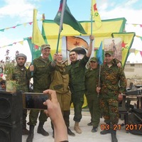 Rus askerleri YPG bayraklarıyla poz verdi!